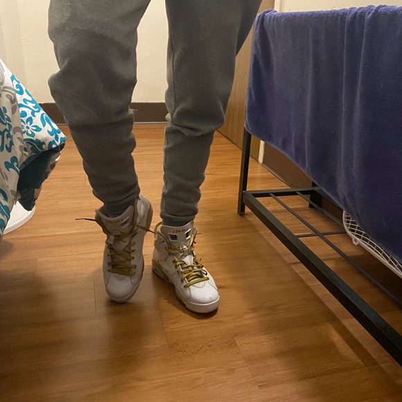 Jordan 6 Golden Moments Size 9 *IN HAND* - Picture 11 of 12